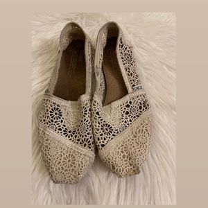 Toms white lace shoes